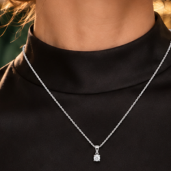 Pre Owned 18ct White Gold Diamond Pendant and Chain ZC109